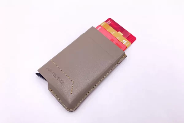 Porte-cartes anti-RFID en cuir Quintessence avec embossage