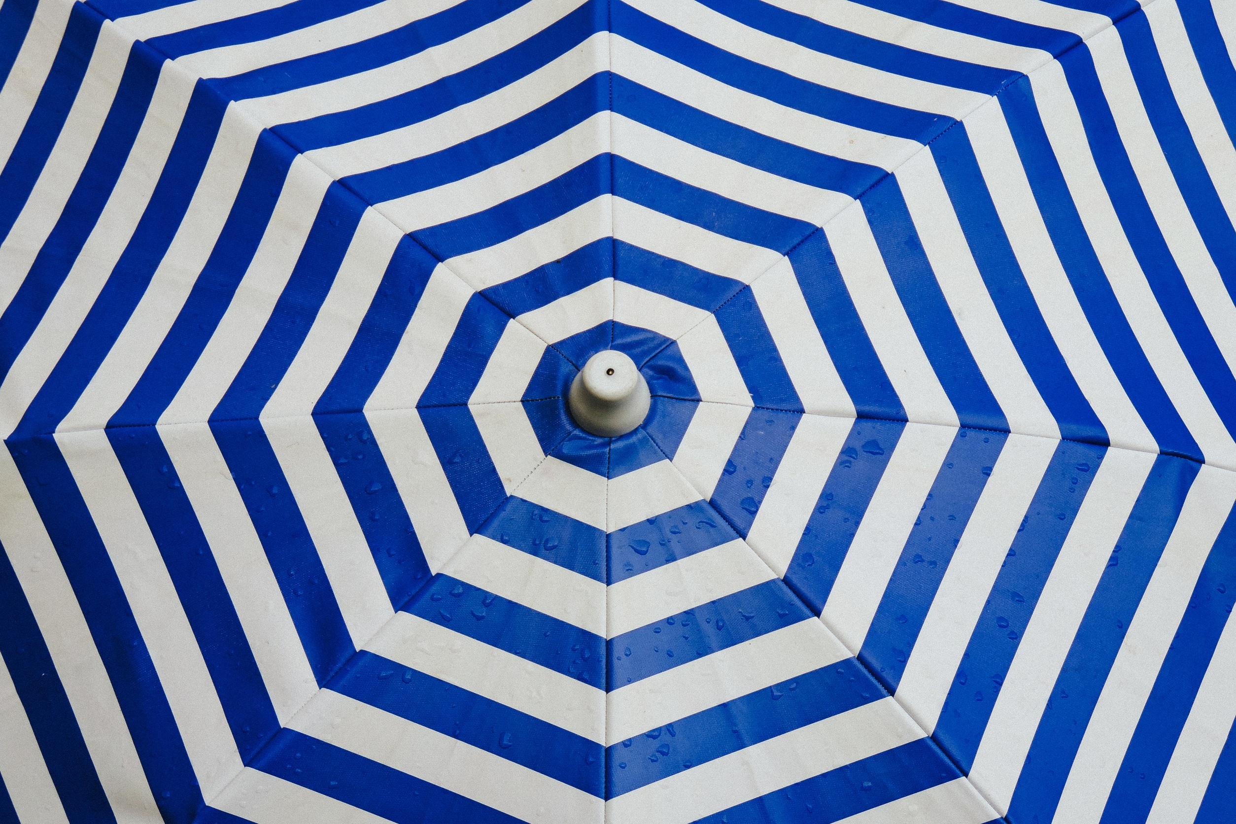 Des parapluies goodies pour entreprises : Une idée lumineuse pour la promotion de marque