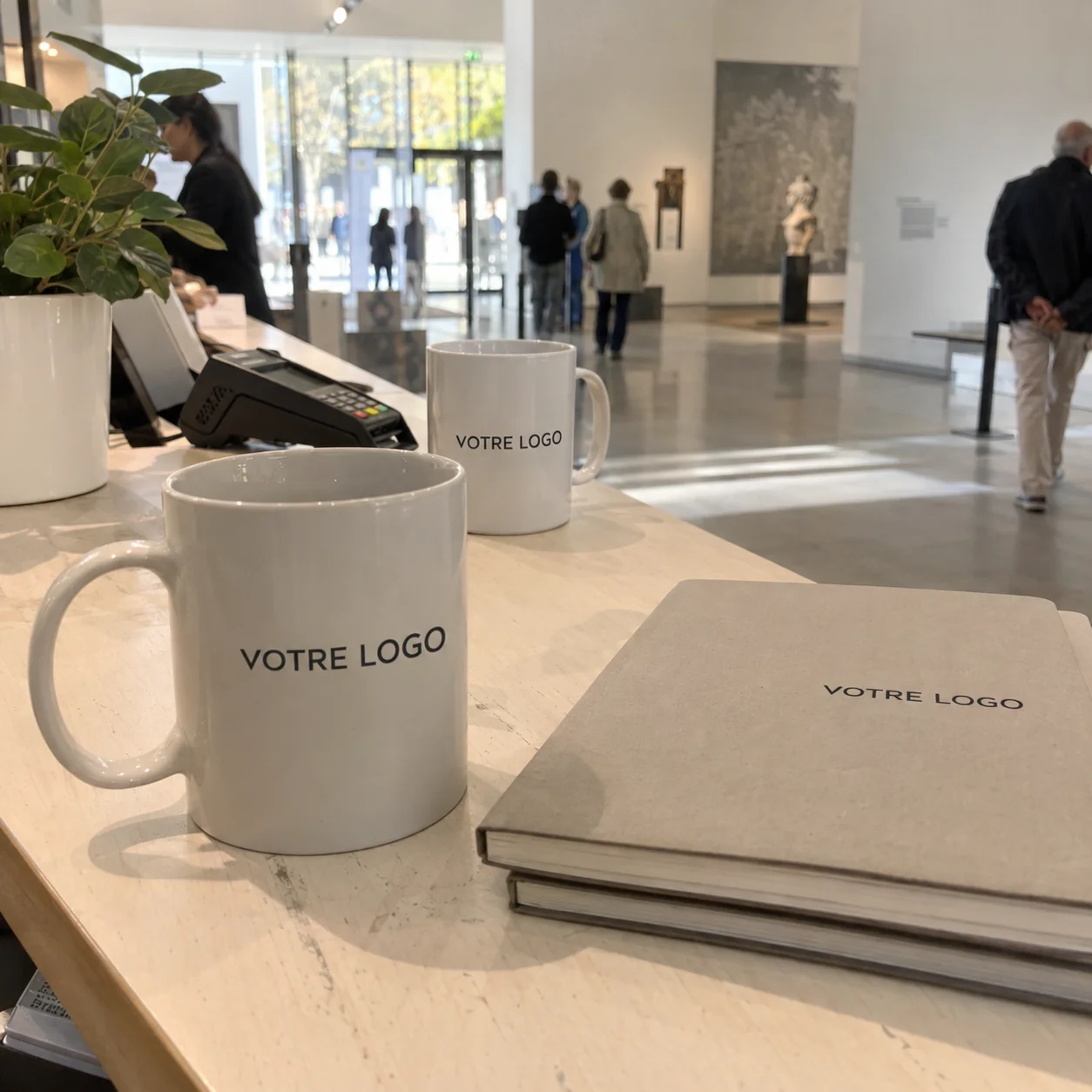 Boutique de musée présentant des goodies et produits dérivés personnalisés