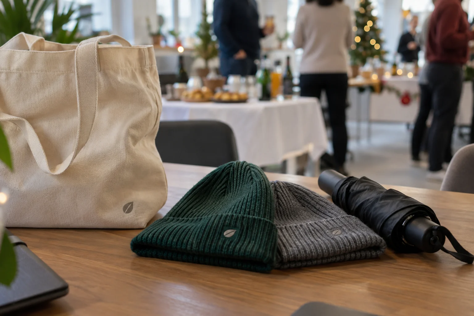 Personalisierte Tasche, Mützen und Regenschirm an einer Jahresendfeier im Büro