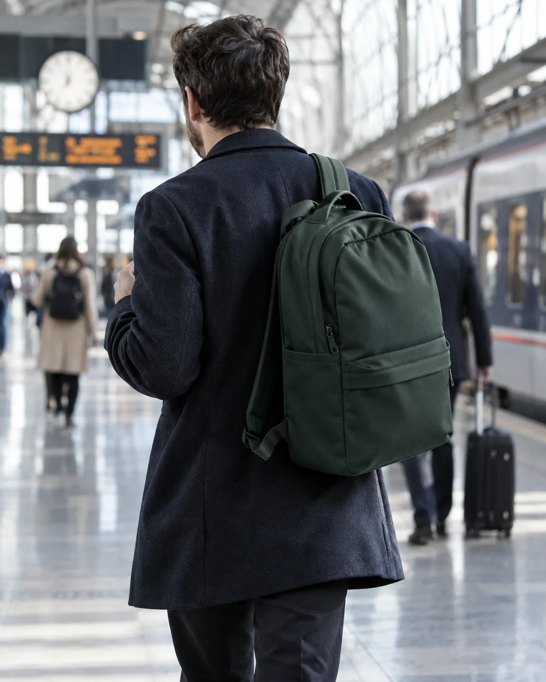 Sac à dos personnalisé porté en déplacement dans une gare