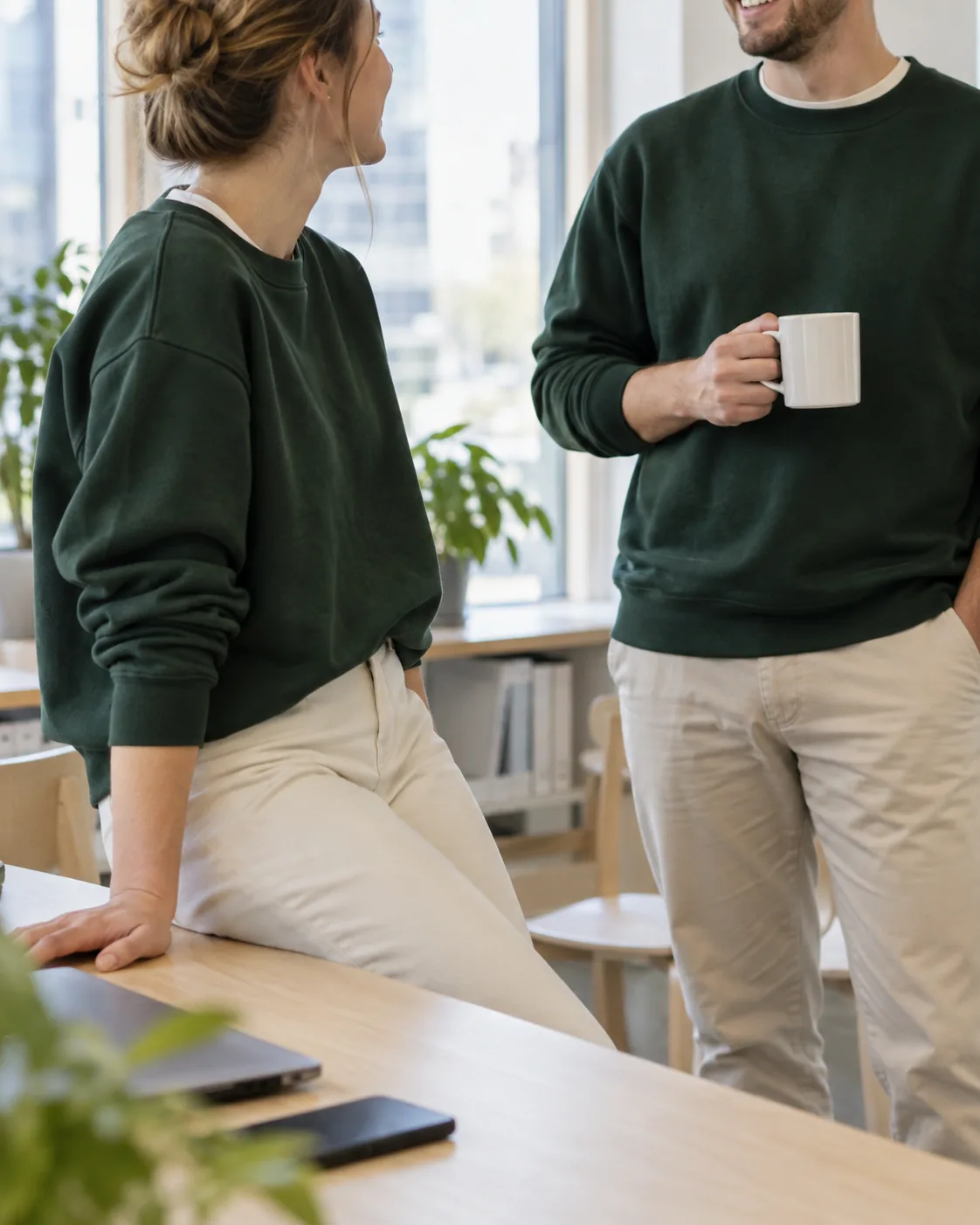 Collaborateurs portant des sweats personnalisés aux couleurs de l'entreprise